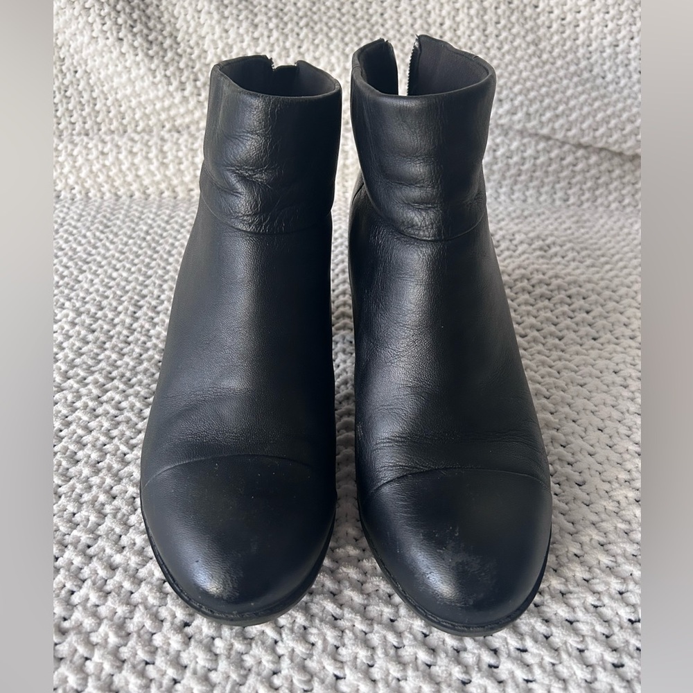 Clarks women Black Leather zip Ankle Booties size 9